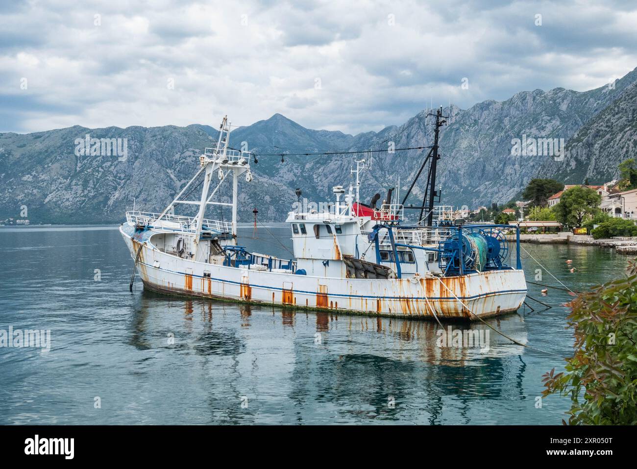 Boot in Kotor Bay und den Orjen Mountains, Kotor, Montenegro Stockfoto