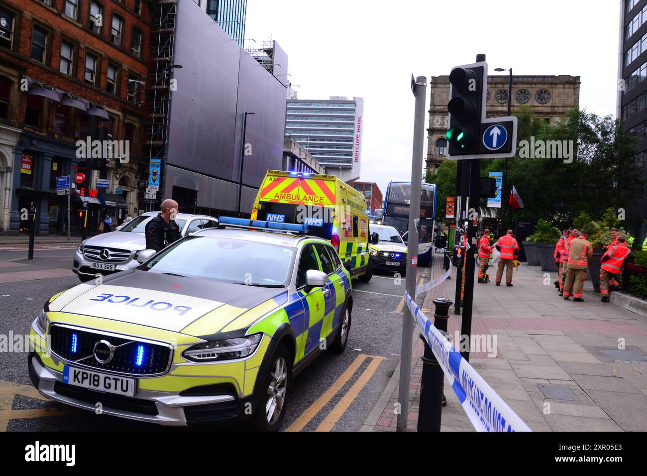 Manchester, Großbritannien, 8. August 2024. Polizei-Cordon auf der Portland Street, im Zentrum von Manchester, Großbritannien. Das Pressebüro GMP sagte: „Um 14:20 Uhr reagierten Beamte auf Berichte über einen Angriff in Piccadilly Gardens. Beamte nahmen Teil und es wurde festgestellt, dass ein Mann eine Flüssigkeit auf ihn geworfen hatte, die getestet und negativ auf Säure oder schädliche Substanzen bestätigt wurde. Der Mann wurde aus Vorsichtsgründen ins Krankenhaus gebracht. Zu diesem Zeitpunkt wurden keine Festnahmen vorgenommen, und es laufen Ermittlungen. Alle, die Informationen haben, sollten sich unter der Nummer 101 an die Polizei wenden, unter Angabe des Protokolls 1804 vom 24.08.“ Quelle: Terry Waller/Alamy Live News Stockfoto