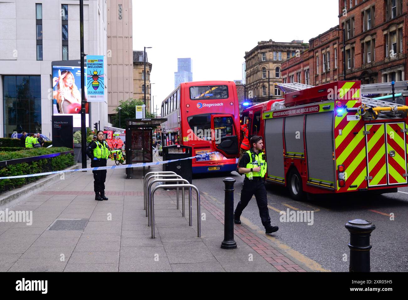 Manchester, Großbritannien, 8. August 2024. Polizei-Cordon auf der Portland Street, im Zentrum von Manchester, Großbritannien. Das Pressebüro GMP sagte: „Um 14:20 Uhr reagierten Beamte auf Berichte über einen Angriff in Piccadilly Gardens. Beamte nahmen Teil und es wurde festgestellt, dass ein Mann eine Flüssigkeit auf ihn geworfen hatte, die getestet und negativ auf Säure oder schädliche Substanzen bestätigt wurde. Der Mann wurde aus Vorsichtsgründen ins Krankenhaus gebracht. Zu diesem Zeitpunkt wurden keine Festnahmen vorgenommen, und es laufen Ermittlungen. Alle, die Informationen haben, sollten sich unter der Nummer 101 an die Polizei wenden, unter Angabe des Protokolls 1804 vom 24.08.“ Quelle: Terry Waller/Alamy Live News Stockfoto