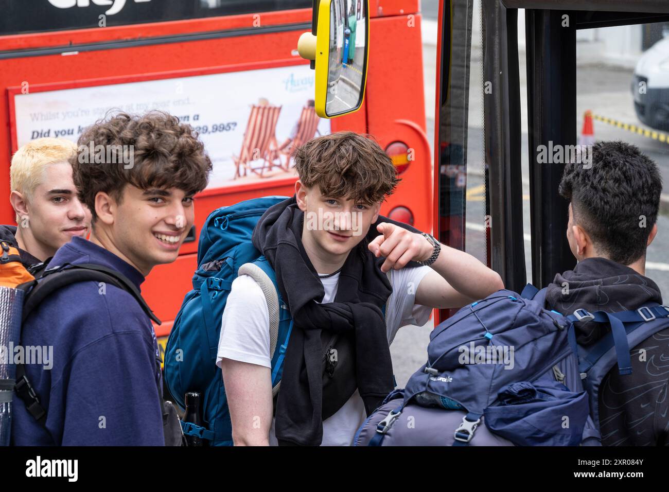 Einige der 1400 aufgeregten jungen Leute standen geduldig in der Warteschlange, nachdem sie mit einem Zug am Bahnhof Newquay zum Boardmasters Festival in Newquay angekommen waren Stockfoto