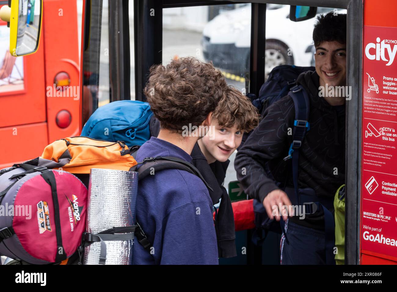Einige der 1400 aufgeregten jungen Leute standen geduldig in der Warteschlange, nachdem sie mit einem Zug am Bahnhof Newquay zum Boardmasters Festival in Newquay angekommen waren Stockfoto