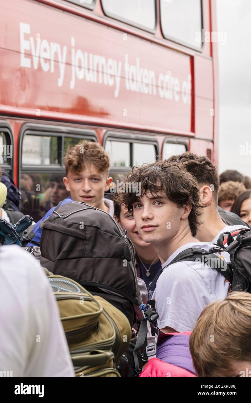 Einige der 1400 aufgeregten jungen Leute standen geduldig in der Warteschlange, nachdem sie mit einem Zug am Bahnhof Newquay zum Boardmasters Festival in Newquay angekommen waren Stockfoto