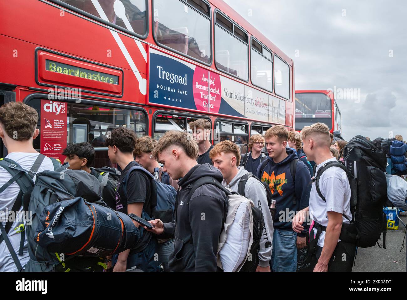 Mehr als 1400 junge Menschen kamen am Bahnhof Newquay an, um an Bord von Bussen zu gehen, um ihre Reise zum Boardmasters Festival an der Küste von New zu beginnen Stockfoto