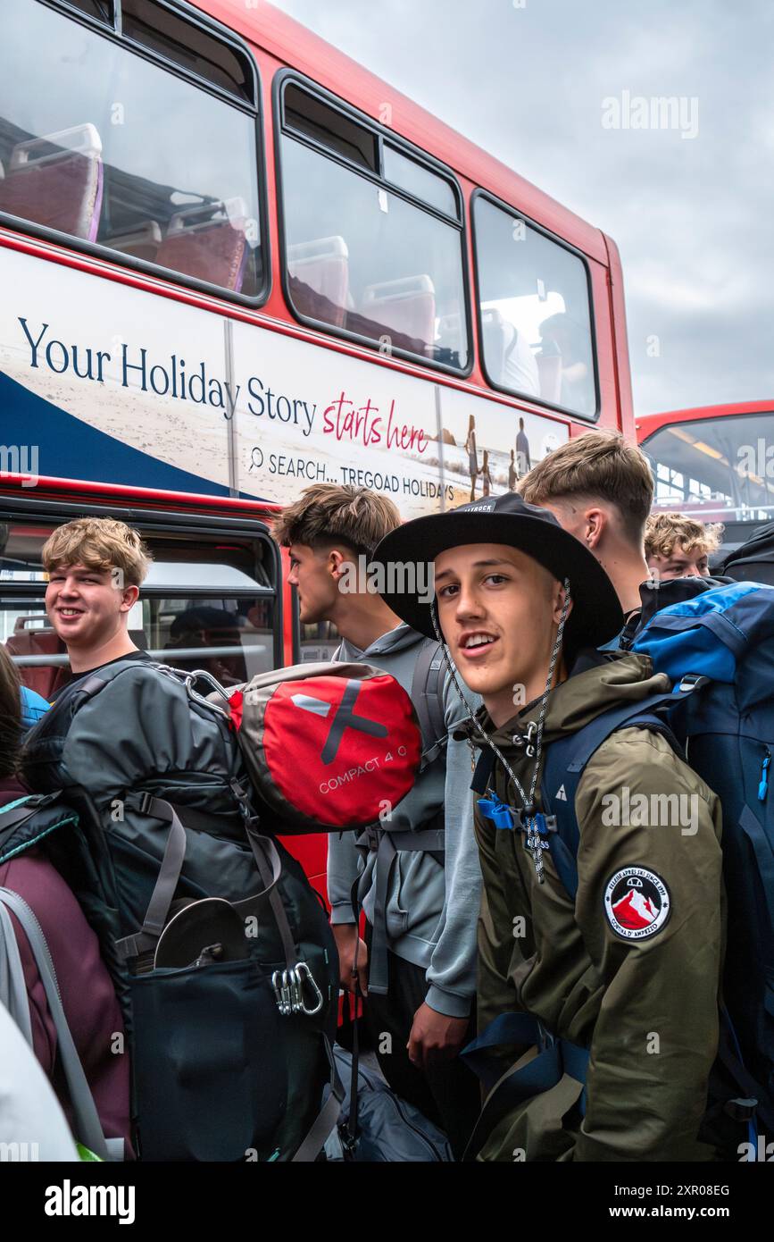 Einige der 1400 aufgeregten jungen Leute standen geduldig in der Warteschlange, nachdem sie mit einem Zug am Bahnhof Newquay zum Boardmasters Festival in Newquay angekommen waren Stockfoto