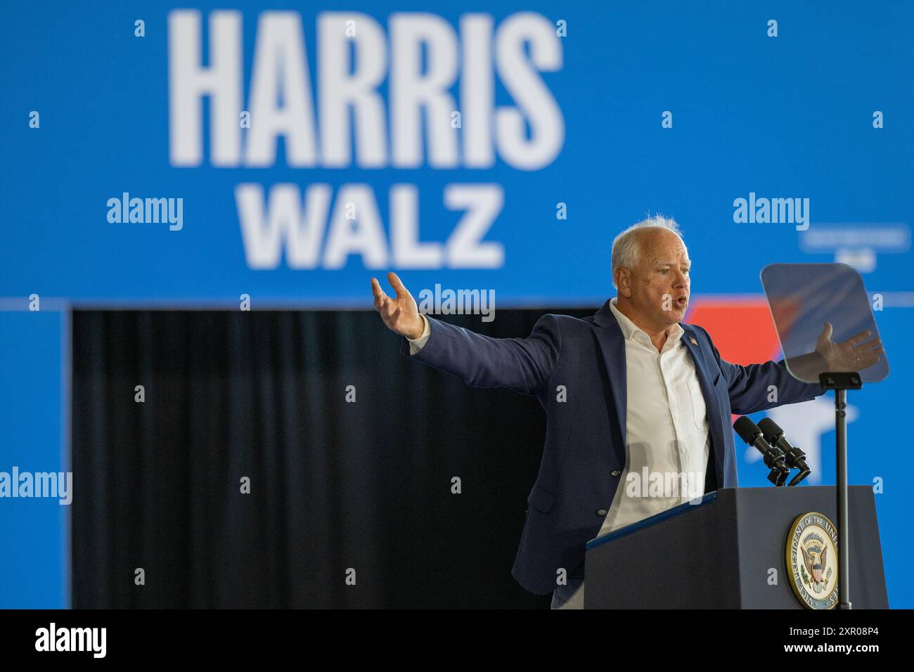 Detroit, USA. August 2024. Tim Walz, der Mitstreiter des US-Vizepräsidenten Kamala Harris, spricht während einer Wahlkampfveranstaltung in einem Flughafenhangar außerhalb von Detroit, Michigan, USA, am 7. August 2024. Die US-Vizepräsidentin Kamala Harris, die Kandidatin für den demokratischen Präsidenten, und ihr Kandidat Tim Walz am Mittwoch hielten Kundgebungen in Wisconsin und Michigan ab -- die Kampagne des Republikaners Donald Trump hat sich dieses Jahr zum Ziel gesetzt. Quelle: Hu Yousong/Xinhua/Alamy Live News Stockfoto