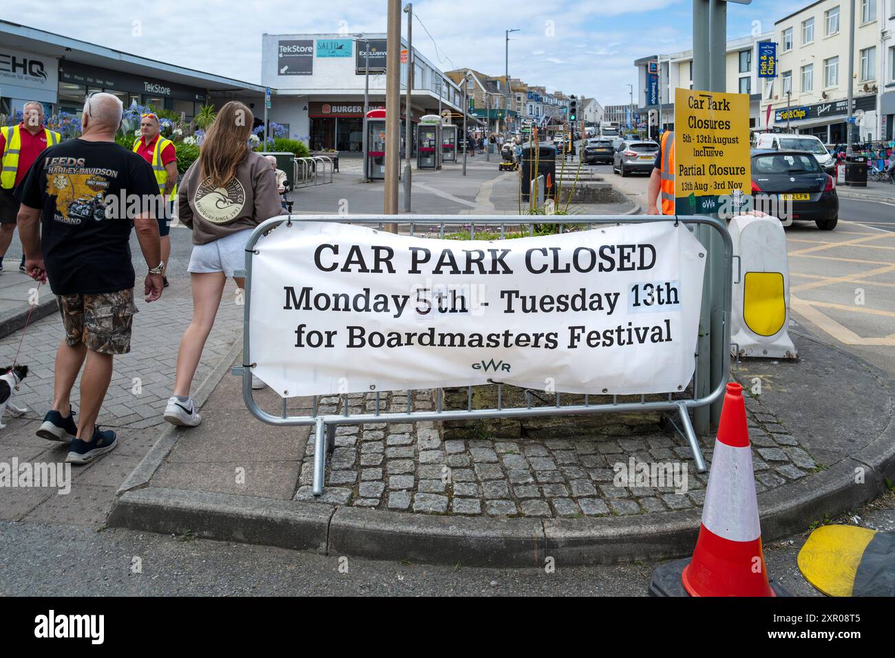 Schilder für die Schließung des Parkplatzes für das Boardmasters Festival in Newquay in Cornwall, Großbritannien. Stockfoto