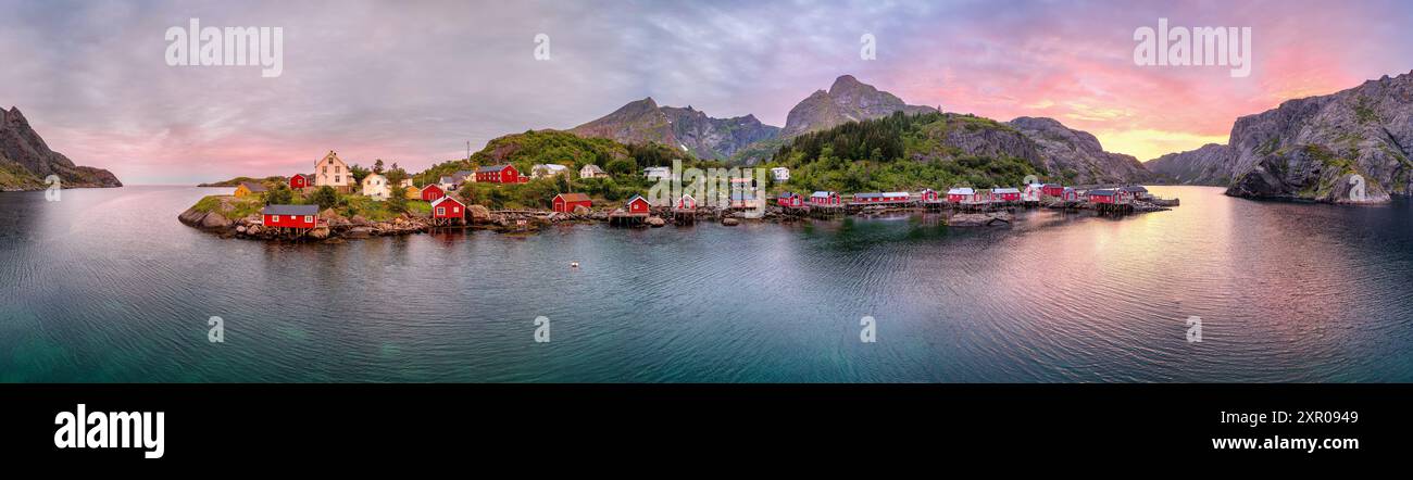 Fischerdorf Nusfjord bei Mitternachtssonne - Panoramablick aus der Luft (Lofoten, Norwegen) Stockfoto