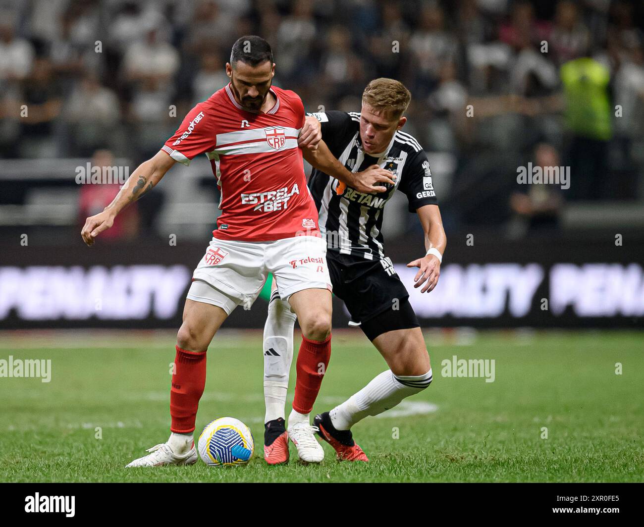 7. August 2024: Arena MRV, Belo Horizonte, Brasilien: Brazilian Cup Football, Atletico Mineiro gegen CRB: Bruno Fuchs von Atlético Mineiro fordert Anselmo Ramon von CRB heraus Stockfoto