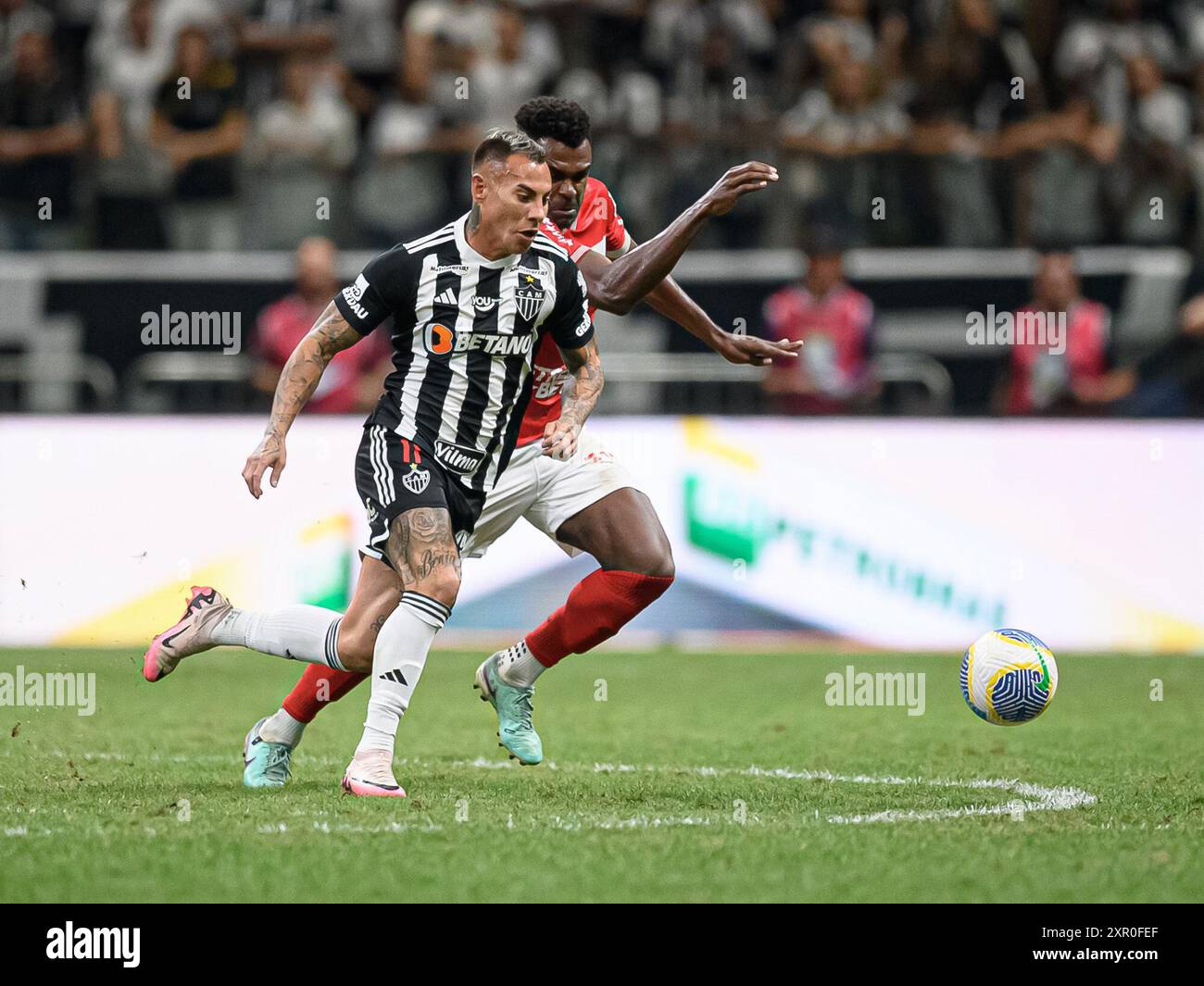 7. August 2024: Arena MRV, Belo Horizonte, Brasilien: Brazilian Cup Football, Atletico Mineiro gegen CRB: Eduardo Vargas von Atletico Mineiro fordert Wanderson von CRB heraus Stockfoto