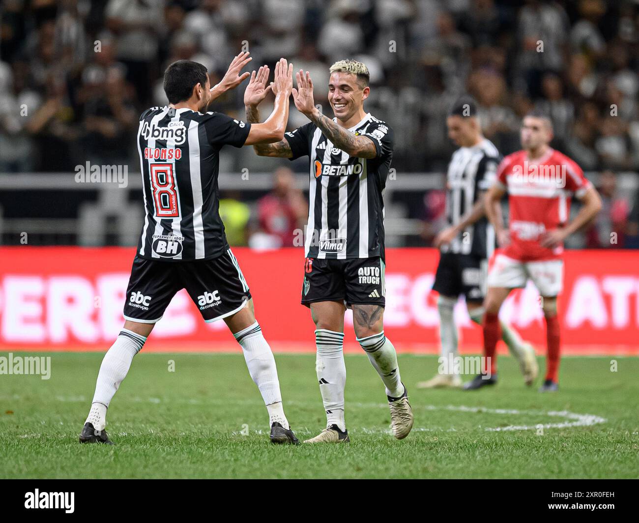 7. August 2024: Arena MRV, Belo Horizonte, Brasilien: Brazilian Cup Football, Atletico Mineiro gegen CRB: Renzo Saravia do Atletico Mineiro, feiert das Tor mit Junior Alonso Stockfoto