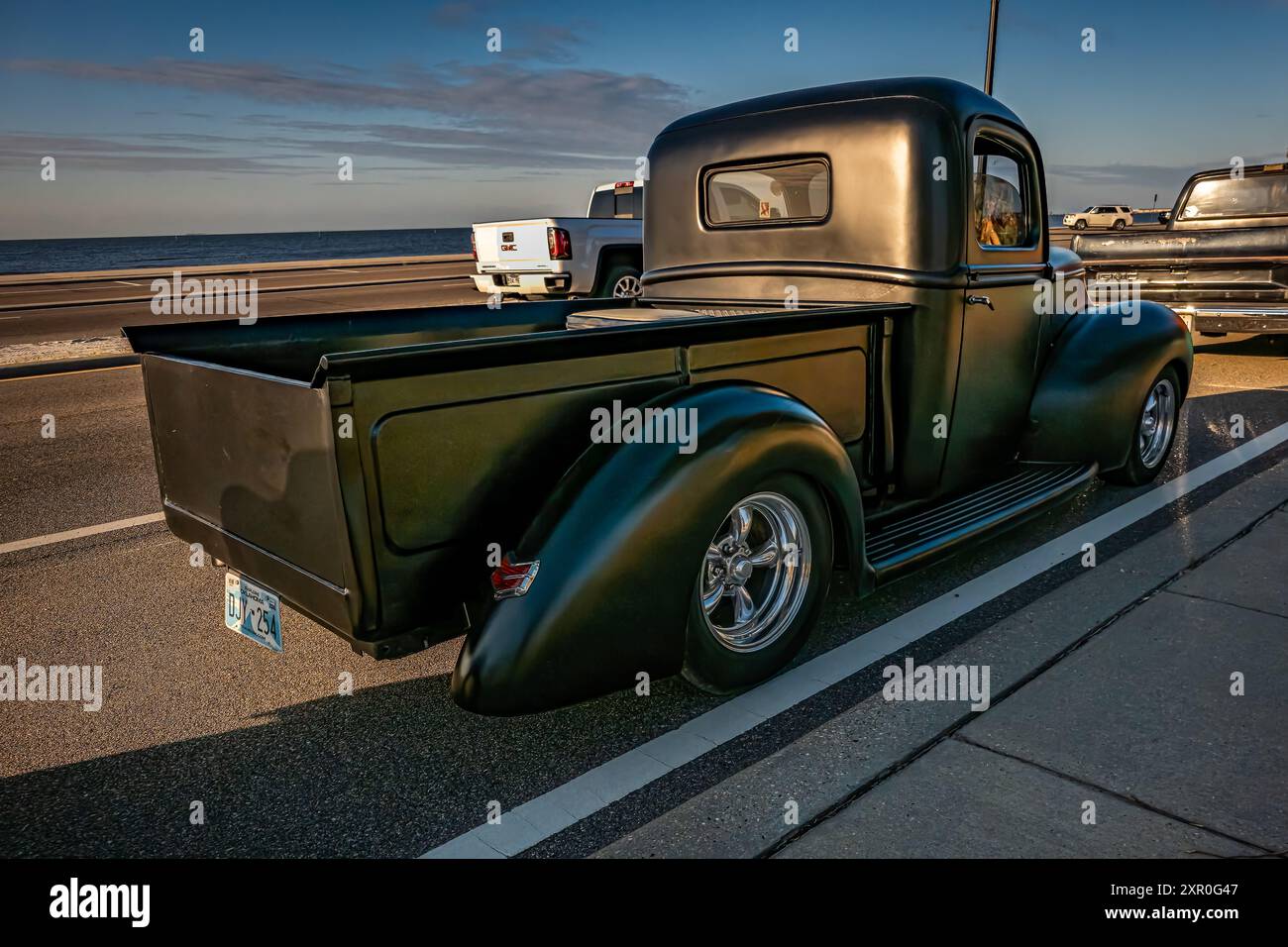 Gulfport, MS - 2. Oktober 2023: Hochperspektivische Rückansicht eines Ford Pickup Trucks aus dem Jahr 1940 auf einer lokalen Autoshow. Stockfoto