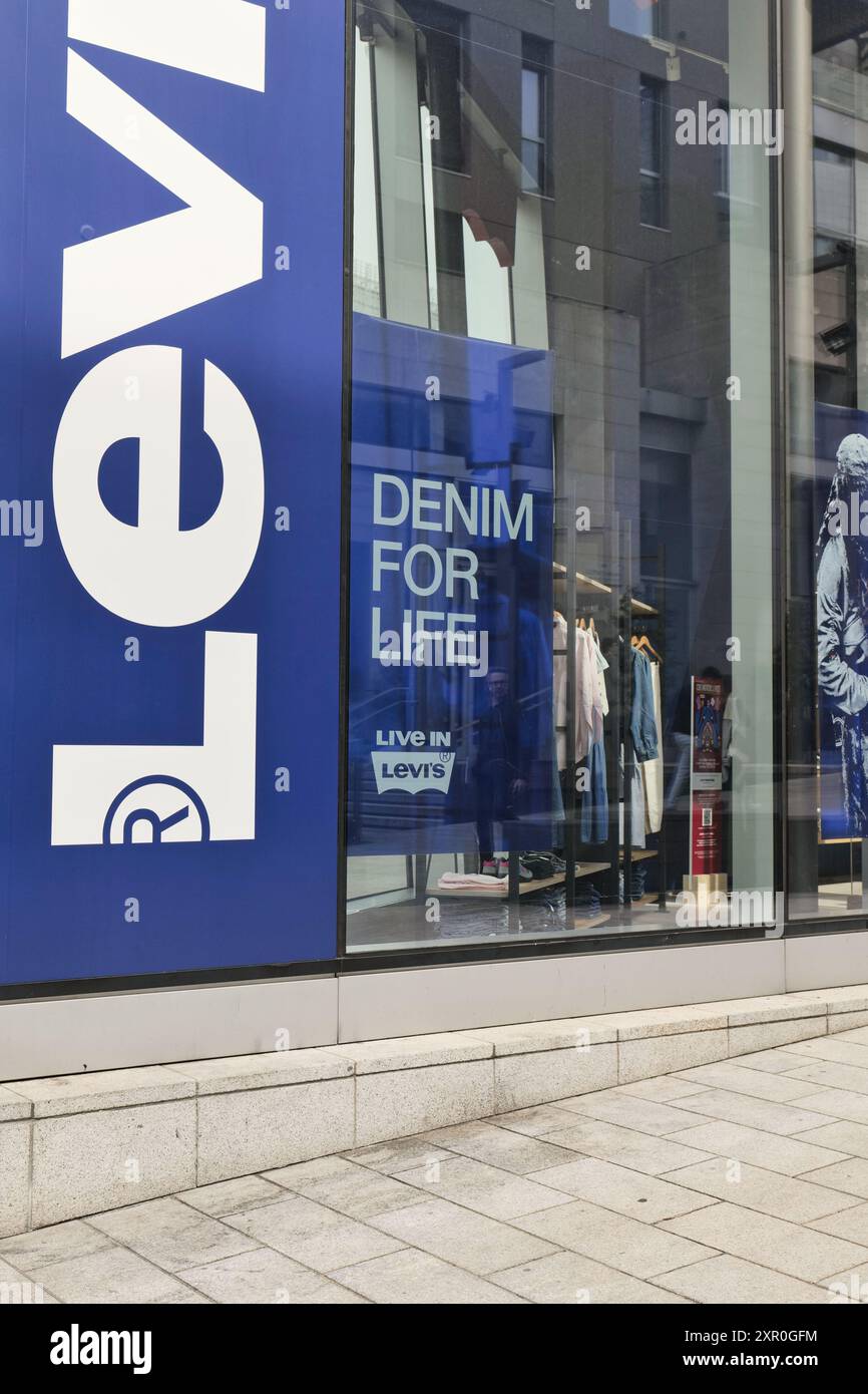 Levis Vorzeigefenster in Mailand in der Nähe der Corso Como Straße, Italien. Stockfoto