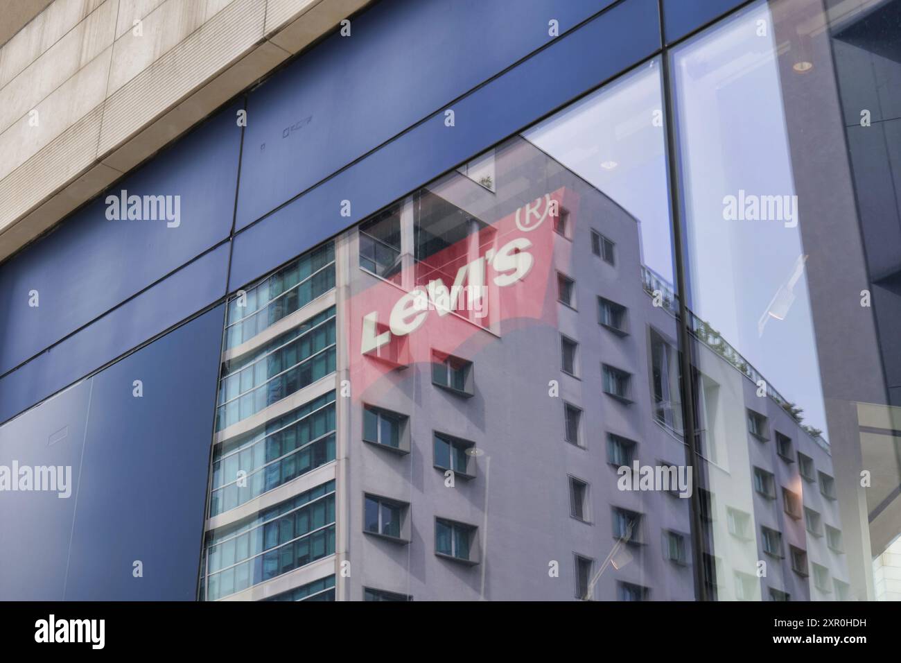 Levis Vorzeigefenster in Mailand in der Nähe der Corso Como Straße, Italien. Stockfoto