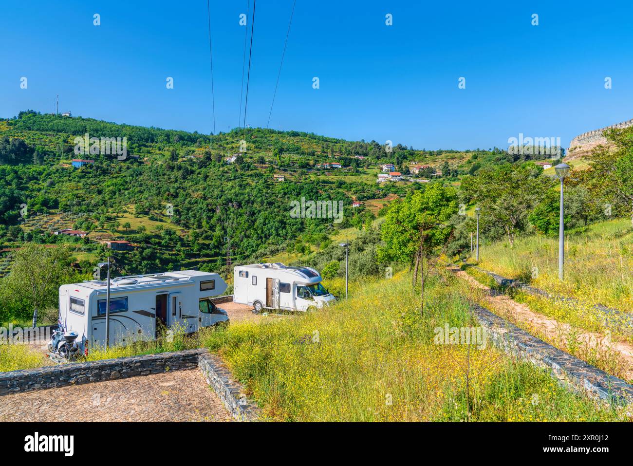 Parkplatz für Wohnmobile und Wohnmobile Parque de autocaravanas neben der Burg Braganca Portugal nordöstlich des Landes Stockfoto