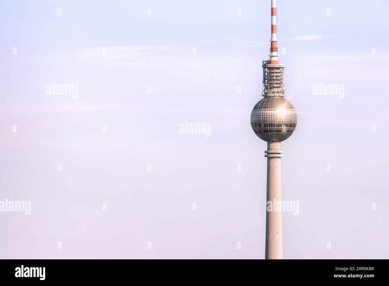 Fernsehturm in Berlin. Fernsehturm isoliert vor einem Himmel in Pastelltönen. Leerzeichen kopieren, Text platzieren. Stockfoto