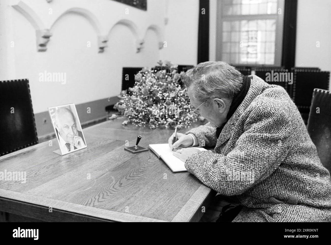 Unterzeichnung des Kondolenzregisters für Joop den Uyl, Labor Party, PVDA, 28-12-1987, Whizgle Dutch News: Historical Images Tailored for the Future. Erkunden Sie die Vergangenheit der Niederlande mit modernen Perspektiven durch Bilder von niederländischen Agenturen. Verbinden der Ereignisse von gestern mit den Erkenntnissen von morgen. Begeben Sie sich auf eine zeitlose Reise mit Geschichten, die unsere Zukunft prägen. Stockfoto