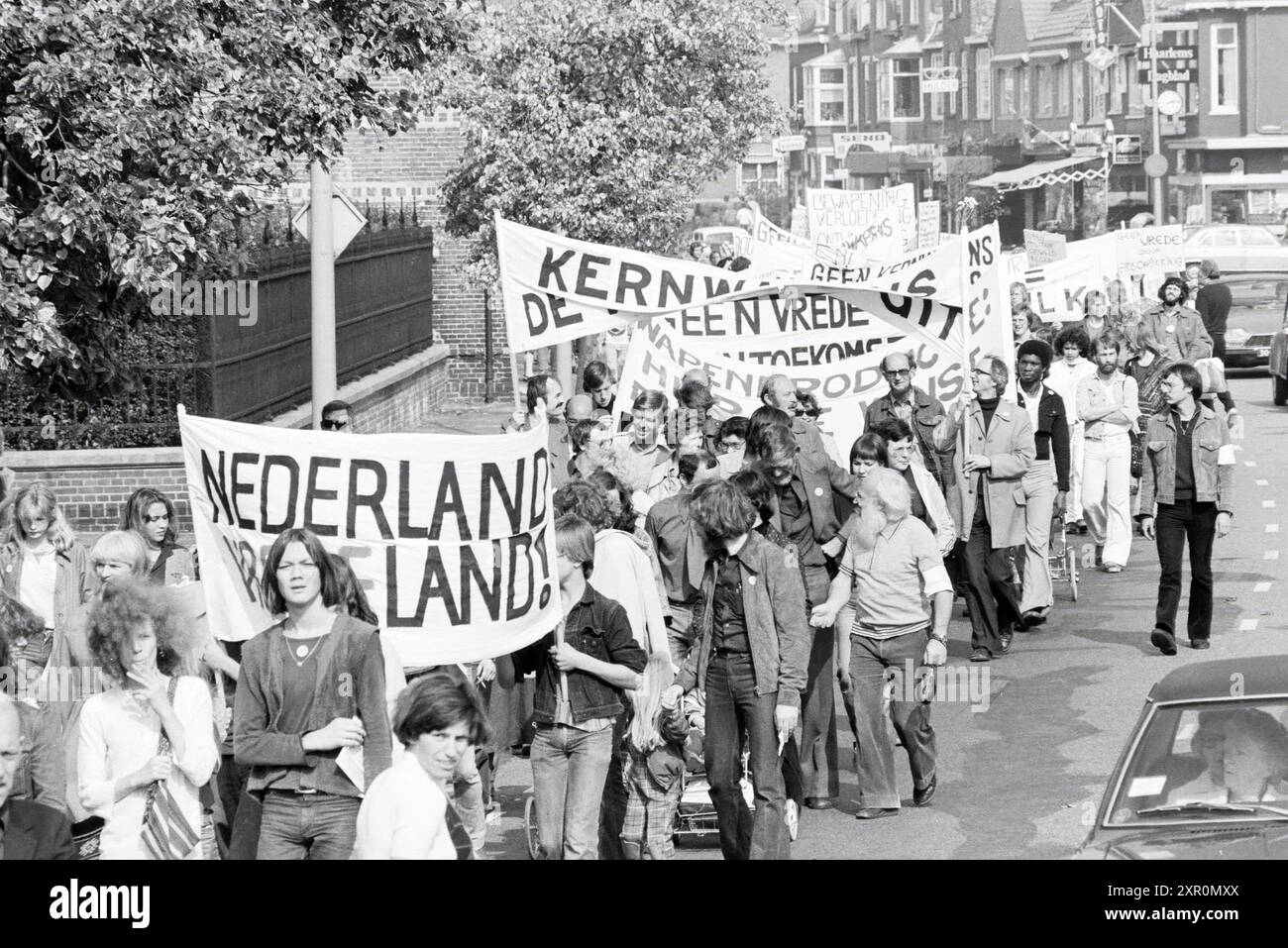 Friedensmarsch in Haarlem Rijkstraatweg, Parades, Haarlem, Rijksstraatweg, Niederlande, 24-09-1977, Whizgle Dutch News: Historical Images Tailored for the Future. Erkunden Sie die Vergangenheit der Niederlande mit modernen Perspektiven durch Bilder von niederländischen Agenturen. Verbinden der Ereignisse von gestern mit den Erkenntnissen von morgen. Begeben Sie sich auf eine zeitlose Reise mit Geschichten, die unsere Zukunft prägen. Stockfoto