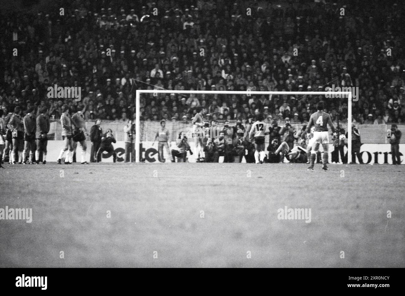 Fußballspiel Niederlande - Frankreich Feijenoord Stadion, Rotterdam, 25-03-1981, Whizgle Dutch News: Historische Bilder für die Zukunft. Erkunden Sie die Vergangenheit der Niederlande mit modernen Perspektiven durch Bilder von niederländischen Agenturen. Verbinden der Ereignisse von gestern mit den Erkenntnissen von morgen. Begeben Sie sich auf eine zeitlose Reise mit Geschichten, die unsere Zukunft prägen. Stockfoto