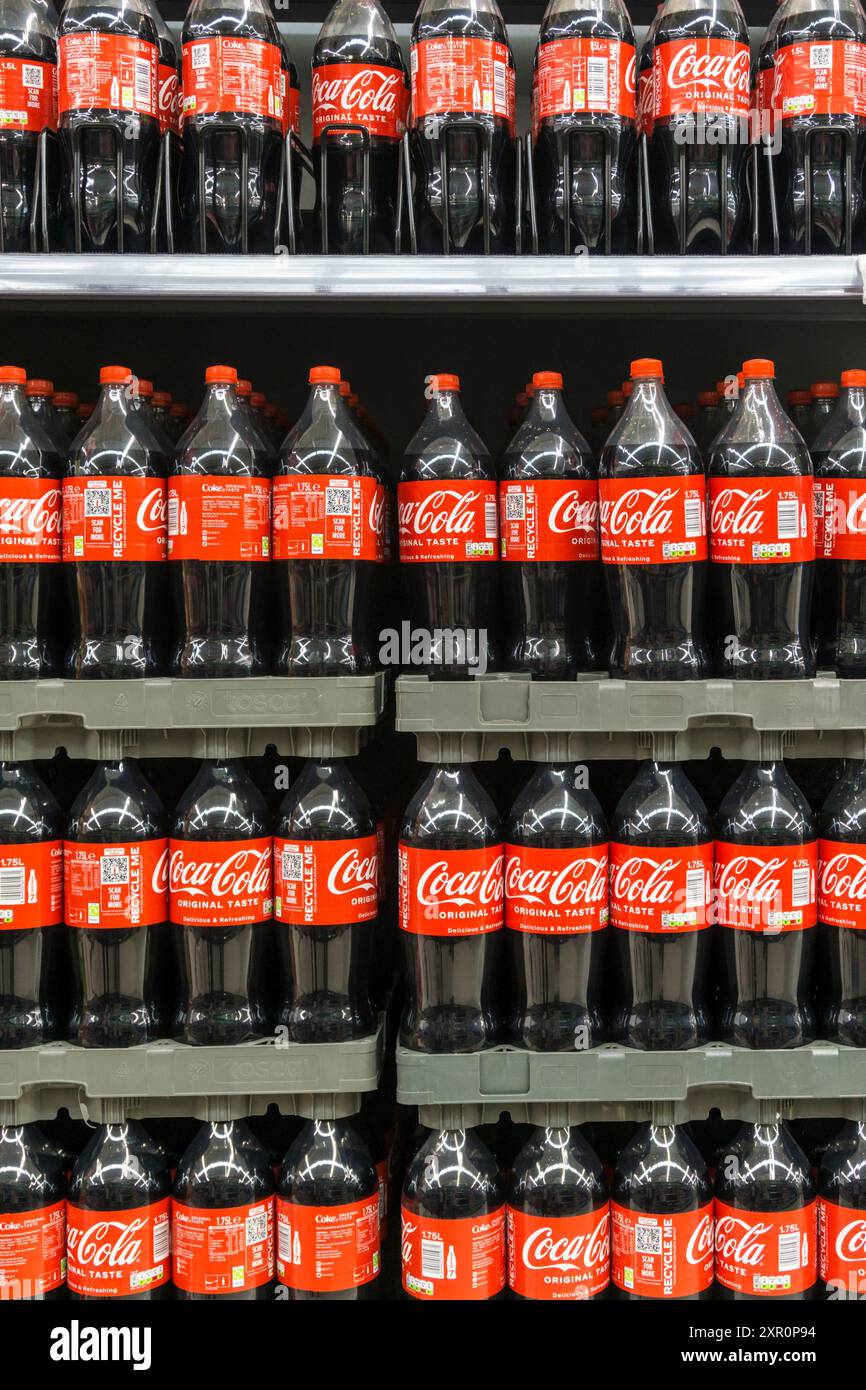 Plastikflaschen Coca-Cola zum Verkauf in einem Supermarkt. Stockfoto