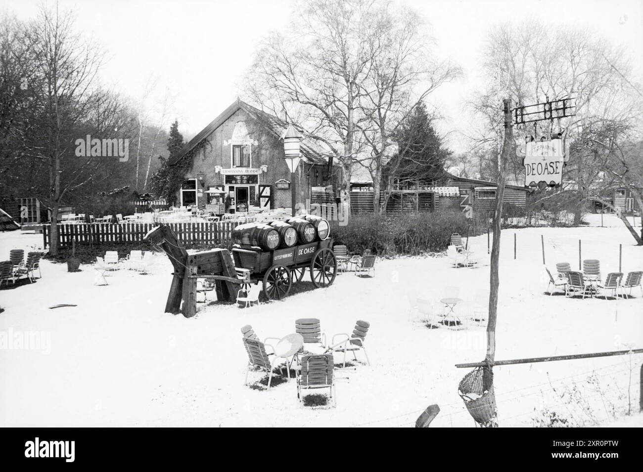 EXT. The Oasis Birdsong, Exterior, Vogelenzang, 08-12-1987, Whizgle Dutch News: Historische Bilder zugeschnitten auf die Zukunft. Erkunden Sie die Vergangenheit der Niederlande mit modernen Perspektiven durch Bilder von niederländischen Agenturen. Verbinden der Ereignisse von gestern mit den Erkenntnissen von morgen. Begeben Sie sich auf eine zeitlose Reise mit Geschichten, die unsere Zukunft prägen. Stockfoto