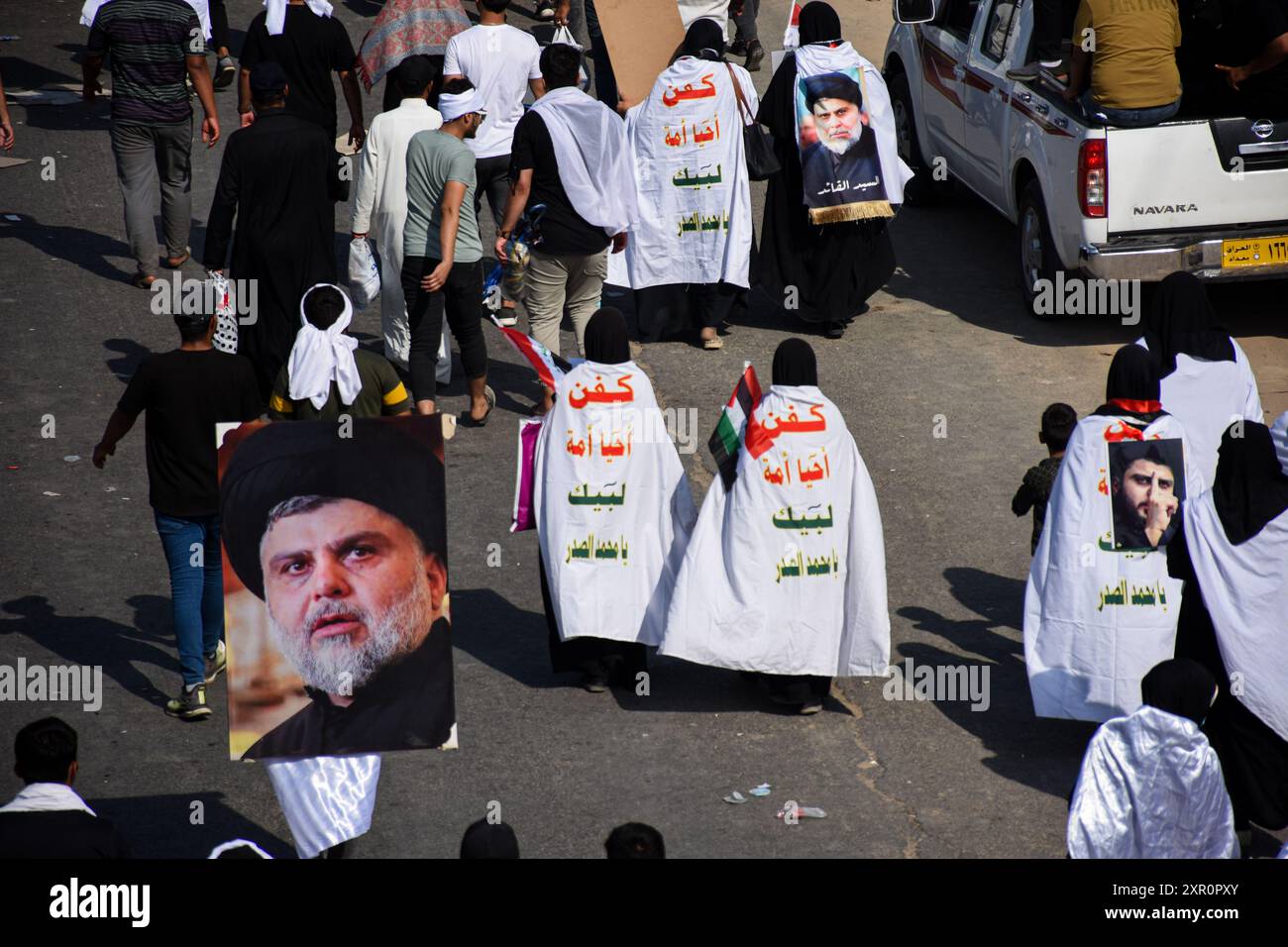 Tahrir-Platz, Bagdad, Irak. Oktober 2023. Bagdad, Irak. 13. Oktober 2013. Bilder des Anführers der Sadristenbewegung, Muqtada al-Sadr, werden auf einer Demonstration auf dem Tahrir-Platz in Bagdad zur Unterstützung der Palästinenser in Gaza gezeigt. Während der Demonstration hoben die Teilnehmer palästinensische Fahnen und trugen den palästinensischen Keffiyeh, während sie Slogans singen, die zur Einheit und Solidarität mit der palästinensischen Enklave aufrufen, die derzeit einem großen israelischen Angriff ausgesetzt ist, ausgelöst durch einen grenzüberschreitenden Angriff der Hamas am 7. Oktober. Die Veranstaltung in Bagdad, an der verschiedene Teile der irakischen Gesellschaft teilnahmen Stockfoto