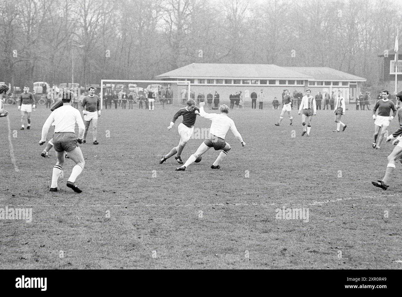 Bloemendaal - D.S.O.V., Football, 28. 11. 1968, Whizgle Dutch News: Historische Bilder für die Zukunft. Erkunden Sie die Vergangenheit der Niederlande mit modernen Perspektiven durch Bilder von niederländischen Agenturen. Verbinden der Ereignisse von gestern mit den Erkenntnissen von morgen. Begeben Sie sich auf eine zeitlose Reise mit Geschichten, die unsere Zukunft prägen. Stockfoto