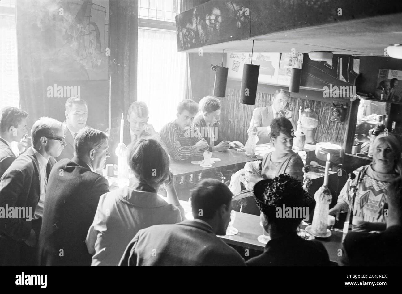 Pigalle Jansstraat Haarlem, Cafe, Haarlem, Jansstraat, Niederlande, 11-07-1963, Whizgle Dutch News: Historical Images Tailored for the Future. Erkunden Sie die Vergangenheit der Niederlande mit modernen Perspektiven durch Bilder von niederländischen Agenturen. Verbinden der Ereignisse von gestern mit den Erkenntnissen von morgen. Begeben Sie sich auf eine zeitlose Reise mit Geschichten, die unsere Zukunft prägen. Stockfoto