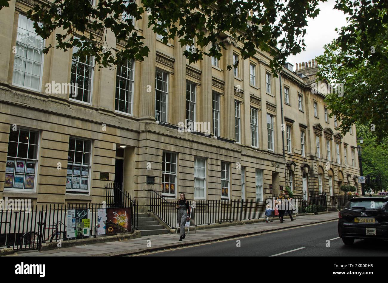 3. September 2022: Außenansicht des georgianischen Stadthauses, in dem sich die Royal Literary and Scientific Institution in Bath, Somerset, befindet. Das Instituti Stockfoto