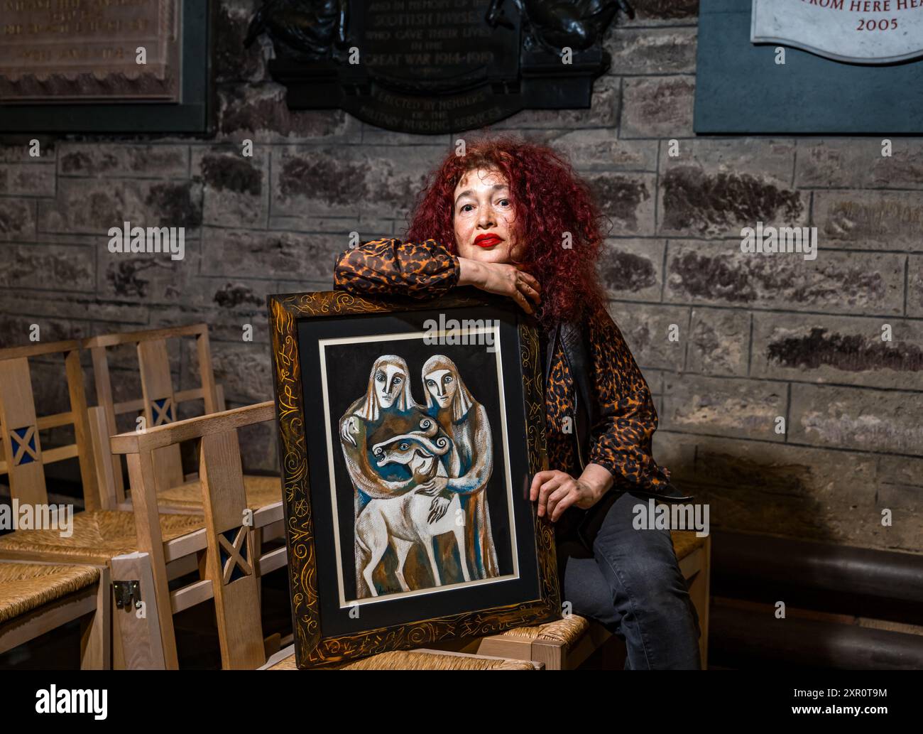 Künstlerin Malerin Maria Rud mit einem Gemälde in der St. Giles Cathedral Kunstausstellung zum 900. Geburtstag in Edinburgh, Schottland, Großbritannien Stockfoto