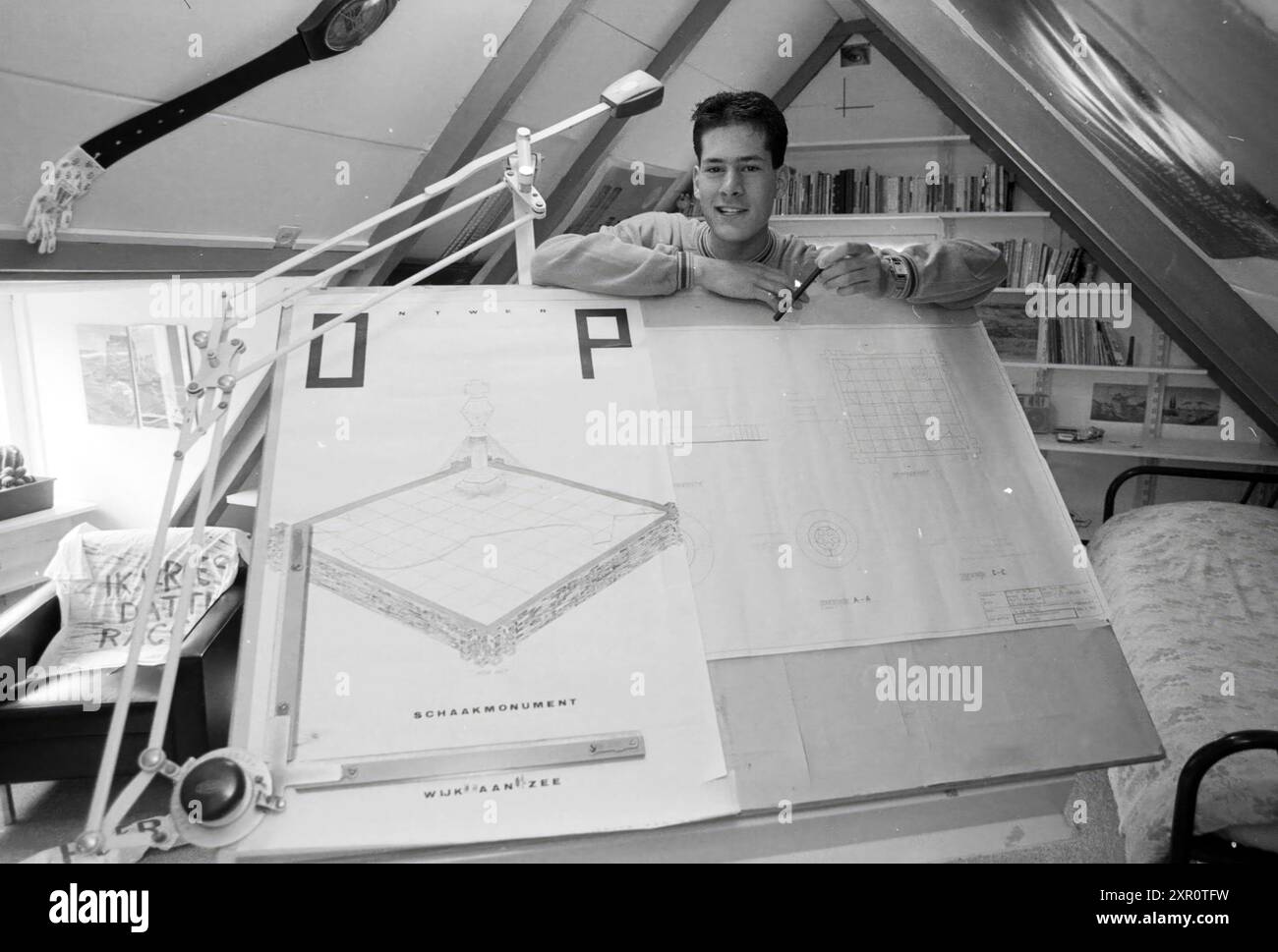 Frits van de Reep, Gewinnerdesign HST Wijk aan Zee, Hochofen-Schachturnier, Wijk aan Zee, 12-07-1988, Whizgle Dutch News: Historical Images Tailored for the Future. Erkunden Sie die Vergangenheit der Niederlande mit modernen Perspektiven durch Bilder von niederländischen Agenturen. Verbinden der Ereignisse von gestern mit den Erkenntnissen von morgen. Begeben Sie sich auf eine zeitlose Reise mit Geschichten, die unsere Zukunft prägen. Stockfoto