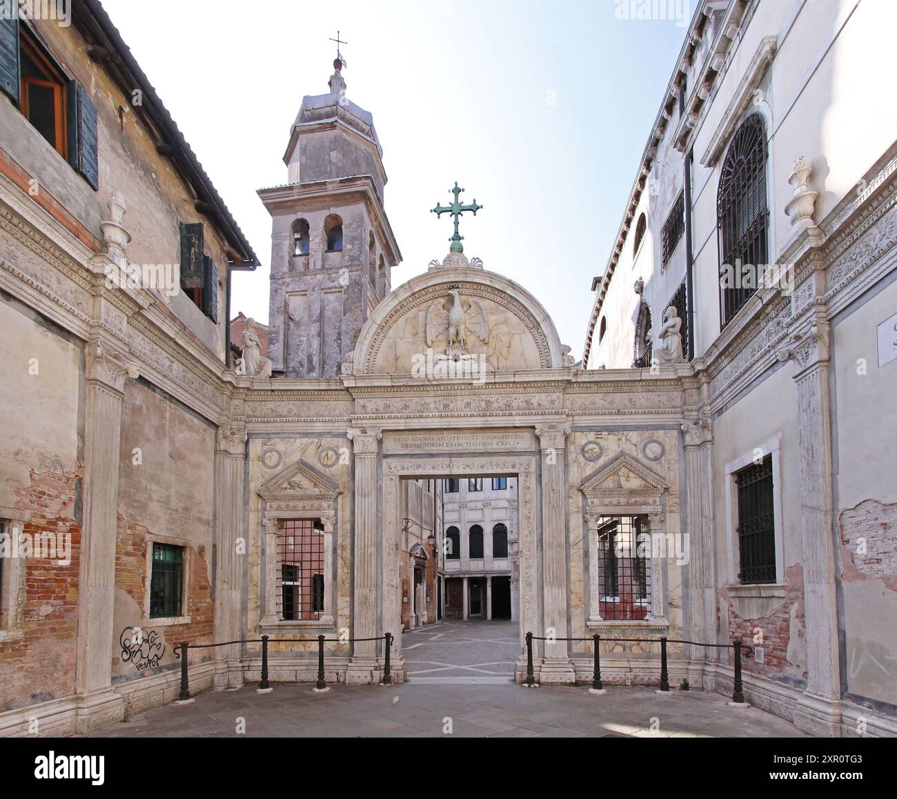 Venedig, Italien - 25. September 2009: Eingangstor zur Schule San Giovanni Evangelista im Stadtzentrum von Venedig. Stockfoto