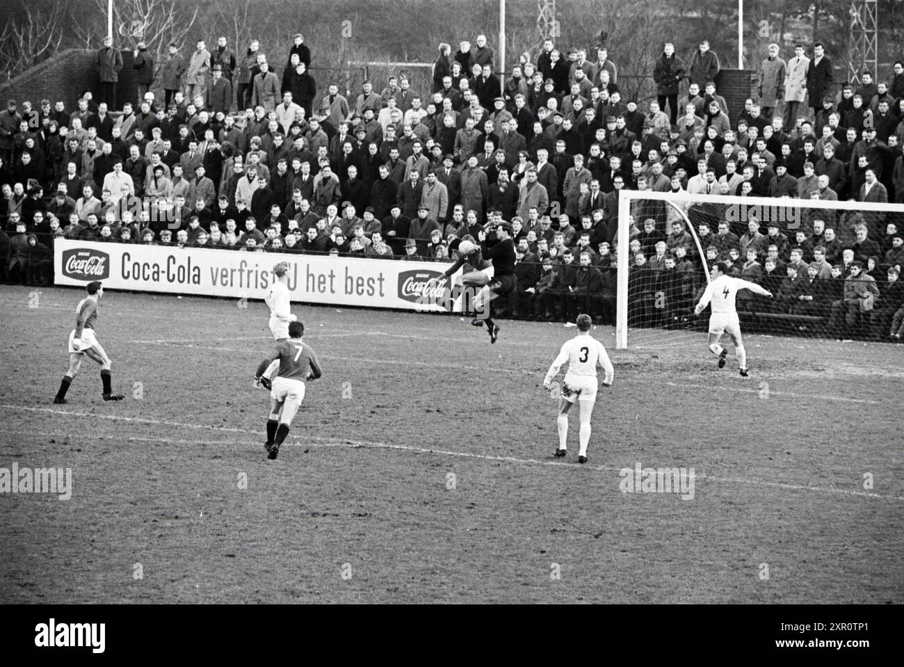 Fußballspiel Telstar-Willem II, Whizgle Dutch News: Historische Bilder für die Zukunft. Erkunden Sie die Vergangenheit der Niederlande mit modernen Perspektiven durch Bilder von niederländischen Agenturen. Verbinden der Ereignisse von gestern mit den Erkenntnissen von morgen. Begeben Sie sich auf eine zeitlose Reise mit Geschichten, die unsere Zukunft prägen. Stockfoto