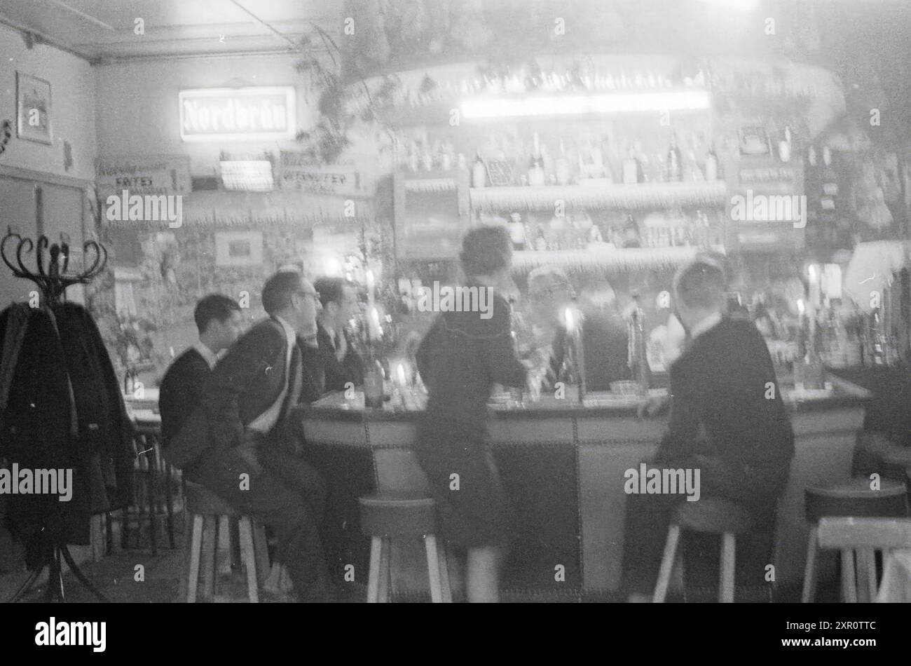 Family de Boer in Café Brabant, Café, 25-12-1960, Whizgle Dutch News: Historische Bilder zugeschnitten auf die Zukunft. Erkunden Sie die Vergangenheit der Niederlande mit modernen Perspektiven durch Bilder von niederländischen Agenturen. Verbinden der Ereignisse von gestern mit den Erkenntnissen von morgen. Begeben Sie sich auf eine zeitlose Reise mit Geschichten, die unsere Zukunft prägen. Stockfoto