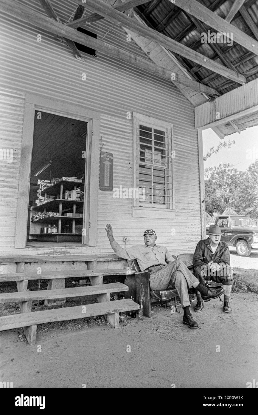 Mazedonien, Arkansas, USA – 23. Juni 2024: Horizontale Aufnahme zweier Herren, die 1975 vor einem alten Laden in Arkansas zu Besuch kamen. Stockfoto