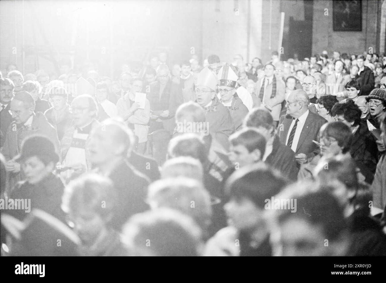 Bischof Bomers und Weihbischof Lescrauwaert, RK Bavo, Haarlem, Weihe, römisch-katholische Kirche, Haarlem, Niederlande, 14-01-1984, Whizgle Dutch News: Historical Images Tailored for the Future. Erkunden Sie die Vergangenheit der Niederlande mit modernen Perspektiven durch Bilder von niederländischen Agenturen. Verbinden der Ereignisse von gestern mit den Erkenntnissen von morgen. Begeben Sie sich auf eine zeitlose Reise mit Geschichten, die unsere Zukunft prägen. Stockfoto