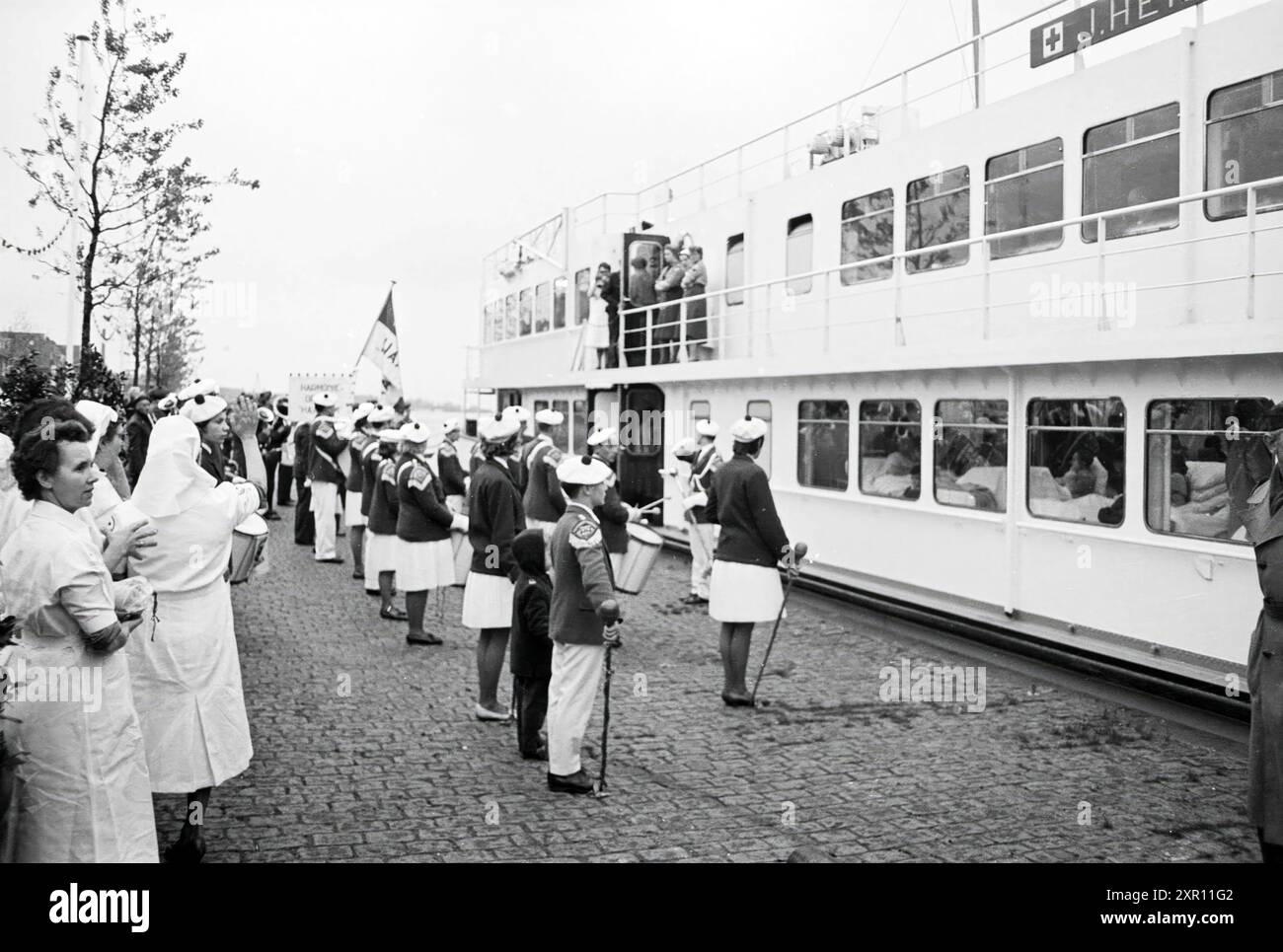 Krankenschwestern und Marschkapelle auf dem Roten Kreuz-Schiff J. Henry Dunant, 00-00-1962, Whizgle Dutch News: Historical Images Tailored for the Future. Erkunden Sie die Vergangenheit der Niederlande mit modernen Perspektiven durch Bilder von niederländischen Agenturen. Verbinden der Ereignisse von gestern mit den Erkenntnissen von morgen. Begeben Sie sich auf eine zeitlose Reise mit Geschichten, die unsere Zukunft prägen. Stockfoto