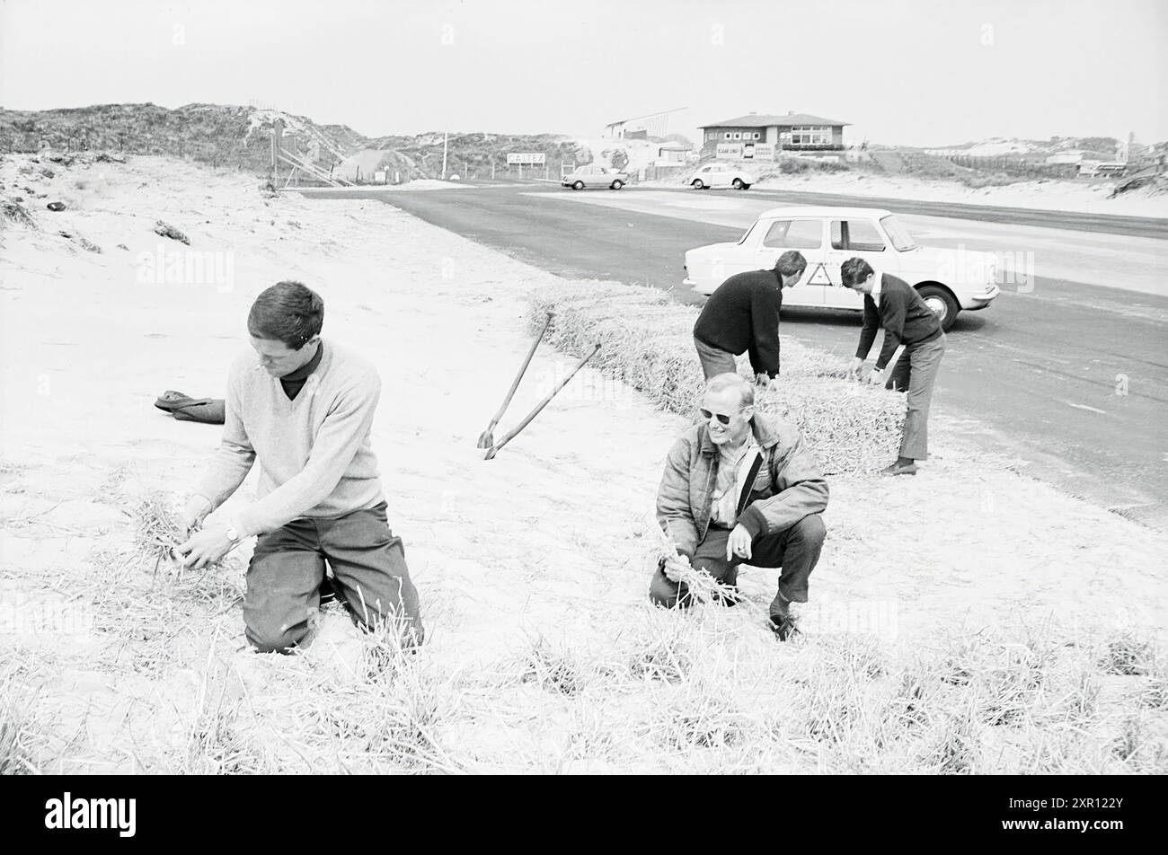 Construction of Anti-Slip School, Rob Slotemaker., Work, 07-04-1964, Whizgle Dutch News: Historische Bilder zugeschnitten auf die Zukunft. Erkunden Sie die Vergangenheit der Niederlande mit modernen Perspektiven durch Bilder von niederländischen Agenturen. Verbinden der Ereignisse von gestern mit den Erkenntnissen von morgen. Begeben Sie sich auf eine zeitlose Reise mit Geschichten, die unsere Zukunft prägen. Stockfoto