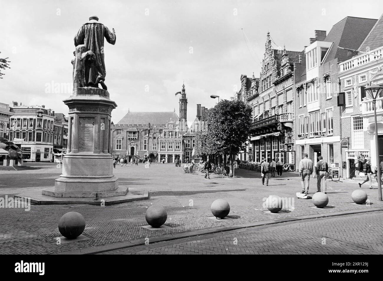 Grote Markt in Haarlem mit der Statue von Laurens Janszoon Coster, geradeaus dem Rathaus (Nummer 2), hinter den Bäumen das de Kroon-Gebäude (Nummer 13) und ganz rechts das Hoofdwacht (Nummer 17).., Haarlem, Grote Markt, Niederlande, 28-08-1995, Whizgle Dutch News: historische Bilder für die Zukunft. Erkunden Sie die Vergangenheit der Niederlande mit modernen Perspektiven durch Bilder von niederländischen Agenturen. Verbinden der Ereignisse von gestern mit den Erkenntnissen von morgen. Begeben Sie sich auf eine zeitlose Reise mit Geschichten, die unsere Zukunft prägen. Stockfoto