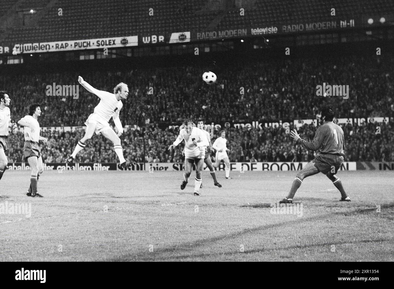 Niederlande - Rumänien, Fußball Niederlande, 05-06-1974, Whizgle Dutch News: Historische Bilder für die Zukunft. Erkunden Sie die Vergangenheit der Niederlande mit modernen Perspektiven durch Bilder von niederländischen Agenturen. Verbinden der Ereignisse von gestern mit den Erkenntnissen von morgen. Begeben Sie sich auf eine zeitlose Reise mit Geschichten, die unsere Zukunft prägen. Stockfoto