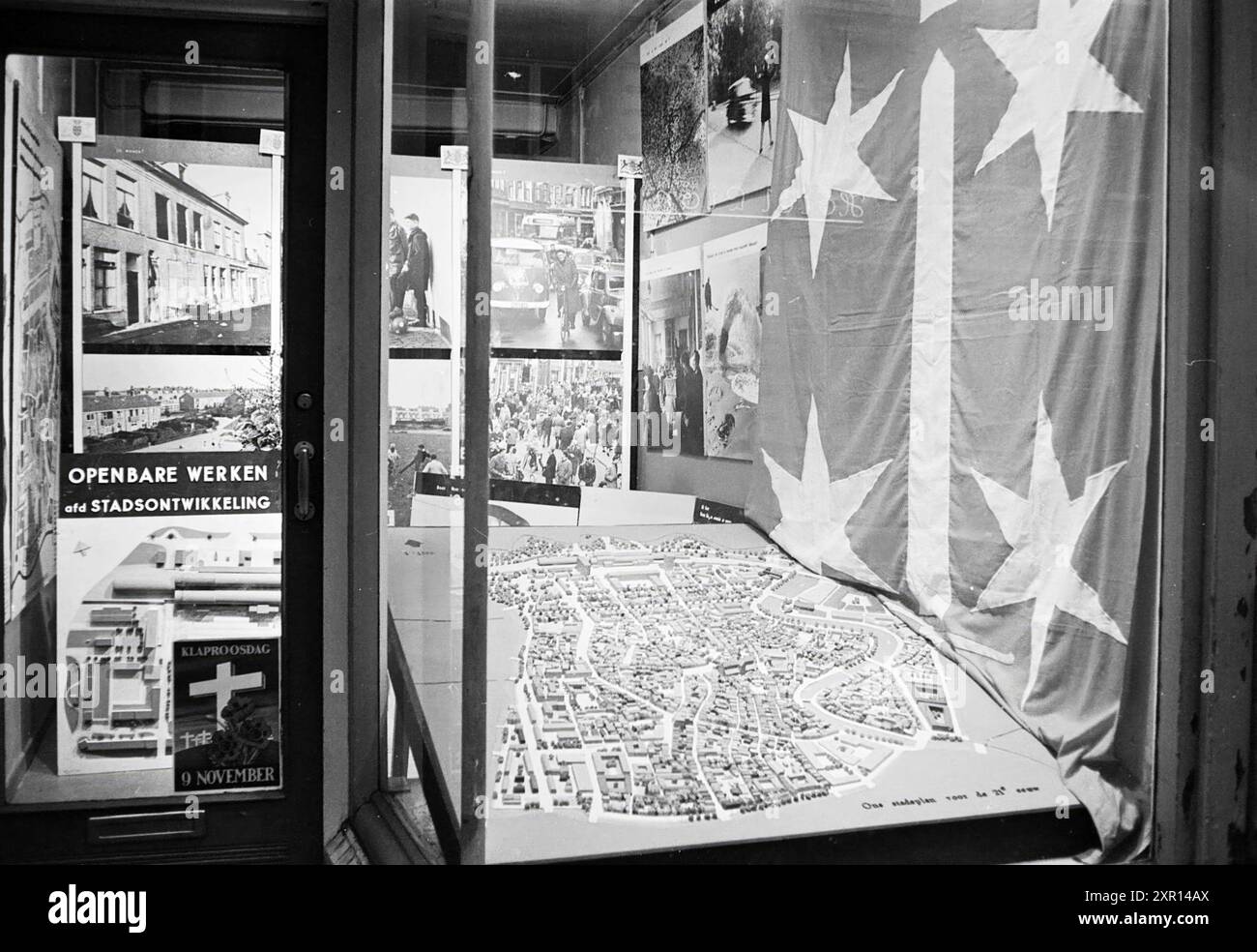 Modell des Stadtzentrums von Haarlem, 11.07.1963, Whizgle Dutch News: Historische Bilder zugeschnitten auf die Zukunft. Erkunden Sie die Vergangenheit der Niederlande mit modernen Perspektiven durch Bilder von niederländischen Agenturen. Verbinden der Ereignisse von gestern mit den Erkenntnissen von morgen. Begeben Sie sich auf eine zeitlose Reise mit Geschichten, die unsere Zukunft prägen. Stockfoto