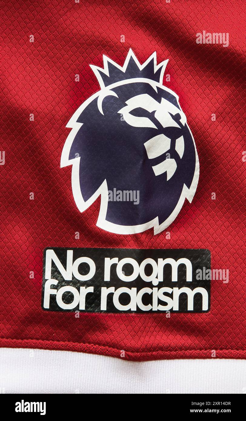 Deutschland, Uhingen - 28. April 2024: Kein Platz für Rassismus auf einem roten LFC Premier League Trikot. Stockfoto