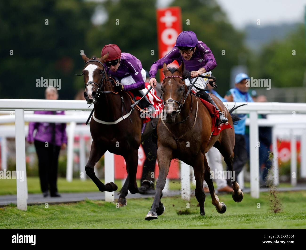 Jockey Charles Bishop feierte große Anerkennung auf dem Weg zum Sieg im Play the Placepot bei tote.co.uk Racing League 15 Handicap auf der Chepstow Racecourse. Bilddatum: Donnerstag, 8. August 2024. Stockfoto