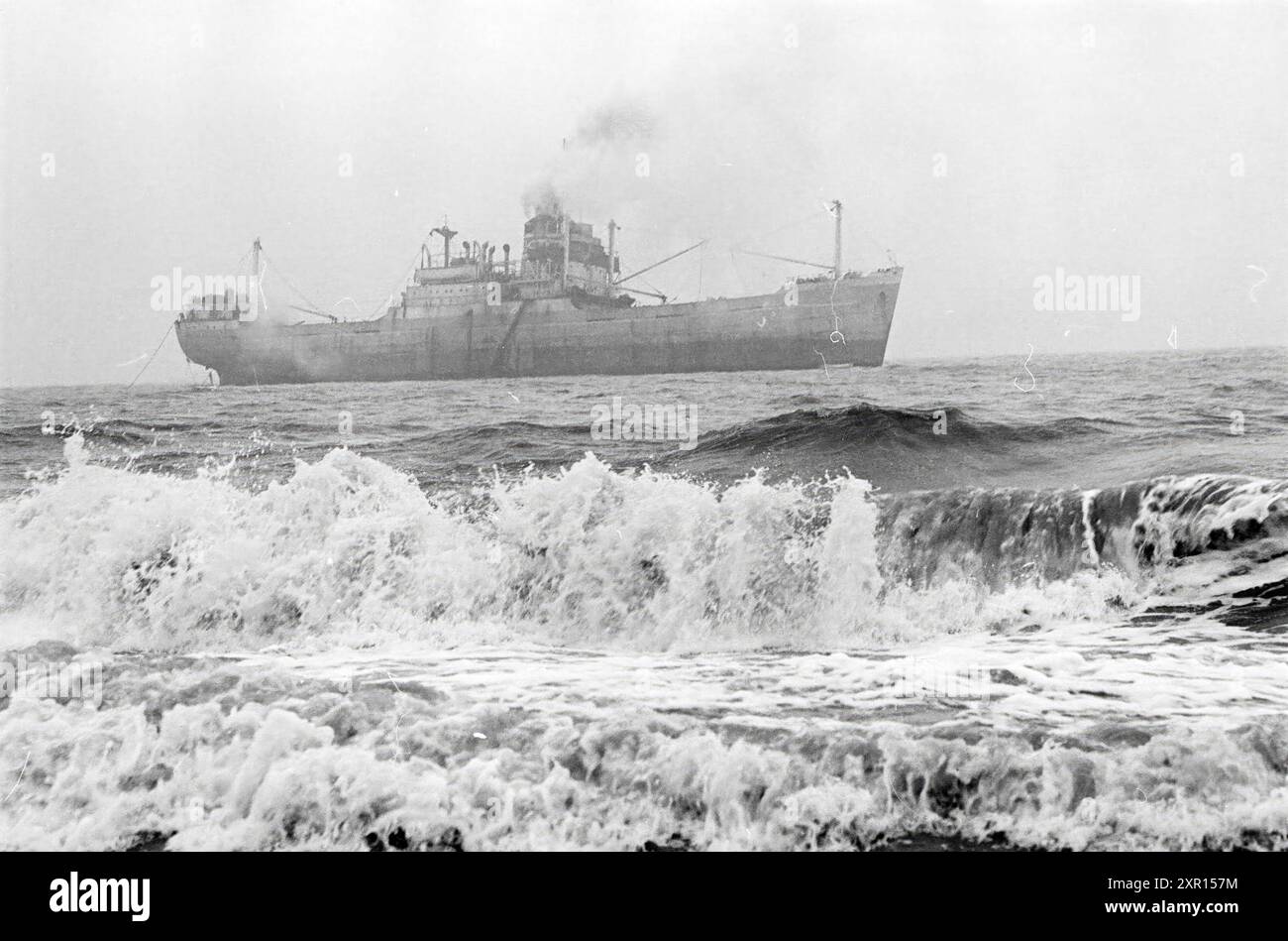 Der Frachter Santa Kyriaki, der 1965 in der Nähe von IJmuiden gestrandet war, IJmuiden, Niederlande, 08-03-1966, Whizgle Dutch News: Historische Bilder zugeschnitten auf die Zukunft. Erkunden Sie die Vergangenheit der Niederlande mit modernen Perspektiven durch Bilder von niederländischen Agenturen. Verbinden der Ereignisse von gestern mit den Erkenntnissen von morgen. Begeben Sie sich auf eine zeitlose Reise mit Geschichten, die unsere Zukunft prägen. Stockfoto