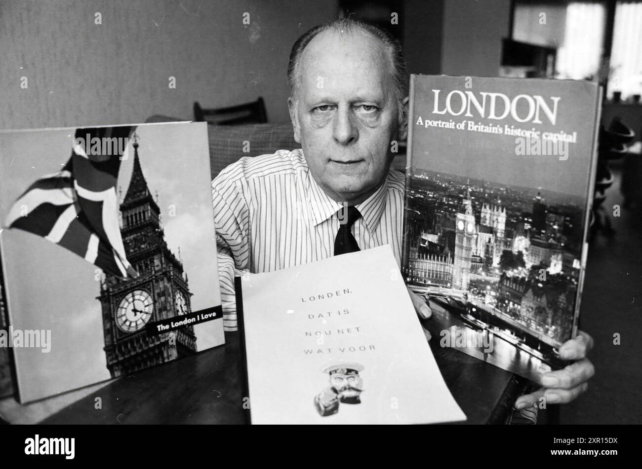 Mr. Rackwitsz, London Travel Guide, 01-03-1994, Whizgle Dutch News: Historical Images Tailored for the Future. Erkunden Sie die Vergangenheit der Niederlande mit modernen Perspektiven durch Bilder von niederländischen Agenturen. Verbinden der Ereignisse von gestern mit den Erkenntnissen von morgen. Begeben Sie sich auf eine zeitlose Reise mit Geschichten, die unsere Zukunft prägen. Stockfoto