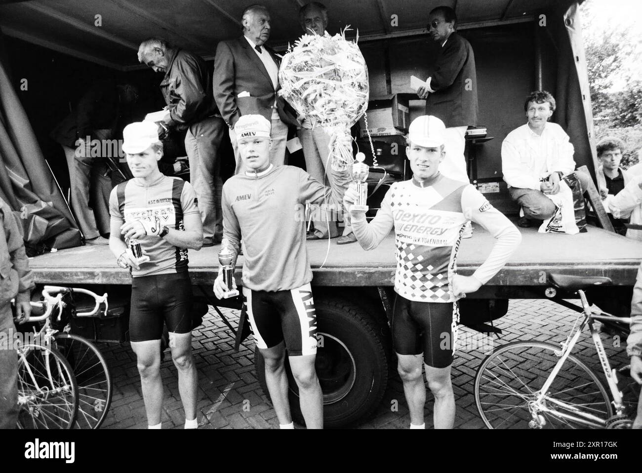 Tour durch Santpoort-N., Radfahren, Santpoort-Noord, 02-08-1989, Whizgle Dutch News: Historische Bilder für die Zukunft. Erkunden Sie die Vergangenheit der Niederlande mit modernen Perspektiven durch Bilder von niederländischen Agenturen. Verbinden der Ereignisse von gestern mit den Erkenntnissen von morgen. Begeben Sie sich auf eine zeitlose Reise mit Geschichten, die unsere Zukunft prägen. Stockfoto