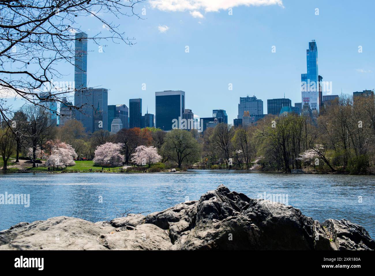 Blick auf die 59th Street und Turtle Pond Blick auf die 59th Street und den Central Park Turtle Pond, Mid Town Manhattan. New York City, New York, USA. New York City Central Park, Manhattan New York Vereinigte Staaten von Amerika Copyright: XGuidoxKoppesxPhotox Stockfoto