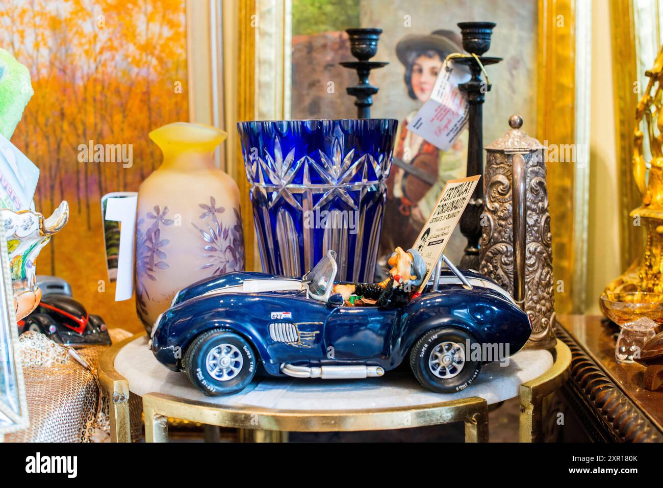 Antike Objekte antike Objekte und Gegenstände in einem Antiquitätenladen in Manhattan. New York City, New York, USA. New York City 318 East 59th Street, Manhattan New York Vereinigte Staaten von Amerika Copyright: XGuidoxKoppesxPhotox Stockfoto