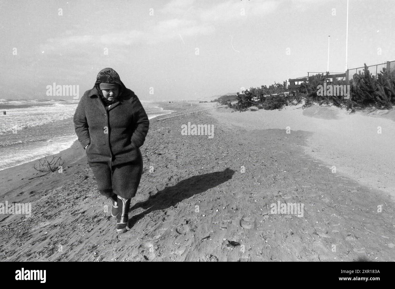 Sturmschaden großes Festzelt. Schäden am Dach der Eislaufbahn Haarlem. Beach Zandvoort, Sturm und Sturmschäden, Haarlem, Grote Markt, Niederlande, 24-03-1986, Whizgle Dutch News: historische Bilder für die Zukunft. Erkunden Sie die Vergangenheit der Niederlande mit modernen Perspektiven durch Bilder von niederländischen Agenturen. Verbinden der Ereignisse von gestern mit den Erkenntnissen von morgen. Begeben Sie sich auf eine zeitlose Reise mit Geschichten, die unsere Zukunft prägen. Stockfoto