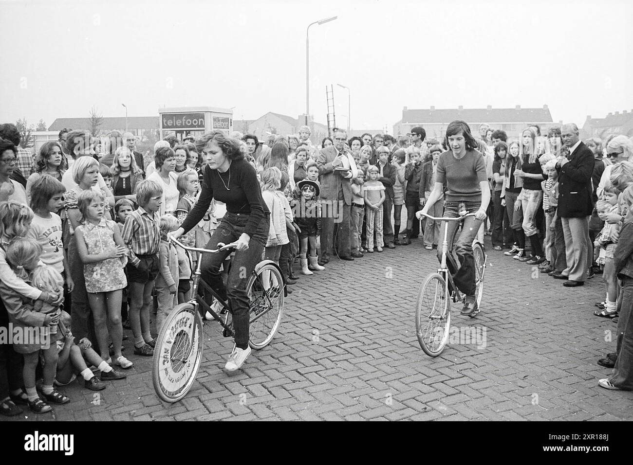 Folk Festivals Hillegom, Festival, Festivitäten und Manifestationen, 18-09-1973, Whizgle Dutch News: Historische Bilder zugeschnitten auf die Zukunft. Erkunden Sie die Vergangenheit der Niederlande mit modernen Perspektiven durch Bilder von niederländischen Agenturen. Verbinden der Ereignisse von gestern mit den Erkenntnissen von morgen. Begeben Sie sich auf eine zeitlose Reise mit Geschichten, die unsere Zukunft prägen. Stockfoto