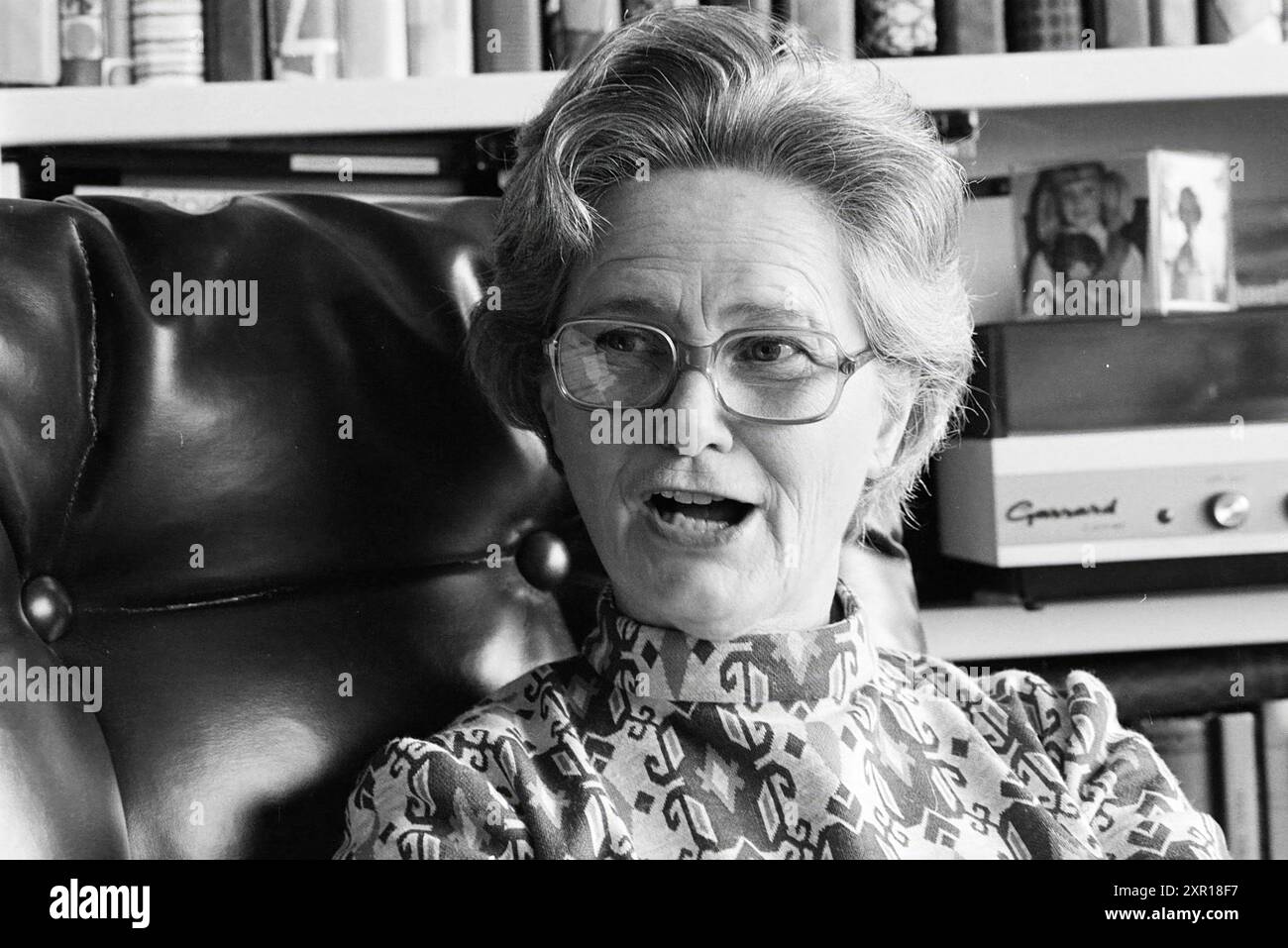 Frau Eva Kellenaars-Jansen, H'sum, Hörspieldarstellerin, Personen Theater, 27-11-1976, Whizgle Dutch News: historische Bilder für die Zukunft. Erkunden Sie die Vergangenheit der Niederlande mit modernen Perspektiven durch Bilder von niederländischen Agenturen. Verbinden der Ereignisse von gestern mit den Erkenntnissen von morgen. Begeben Sie sich auf eine zeitlose Reise mit Geschichten, die unsere Zukunft prägen. Stockfoto